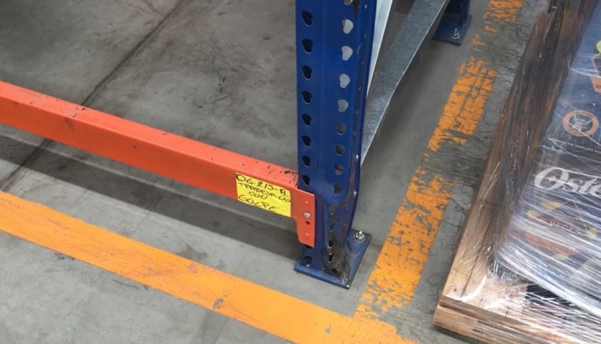 Puntal de rack dañado por impacto de montacargas — registro real de almacén
